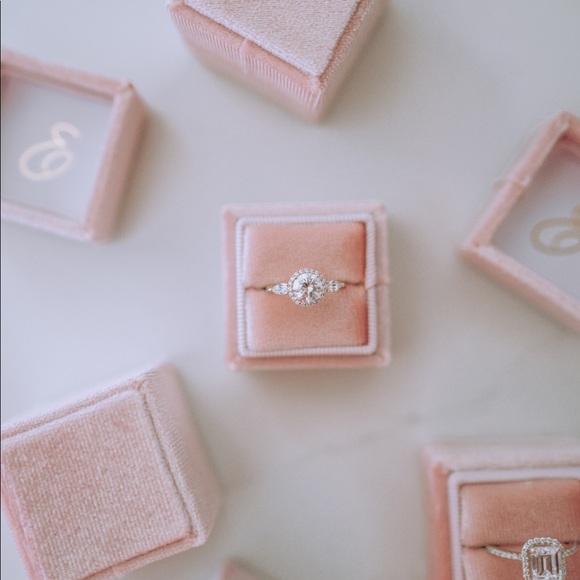 Velvet Ring Box - Square - Picture 2 of 5